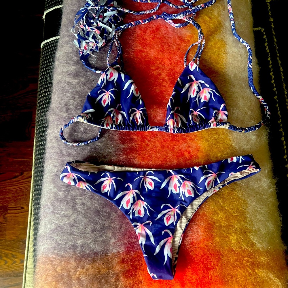 Acacia bikini. Perfect condition large bottom xl top